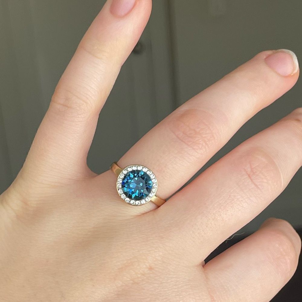 ⭐️HP⭐️Beautiful gold colored ring with a blue gem